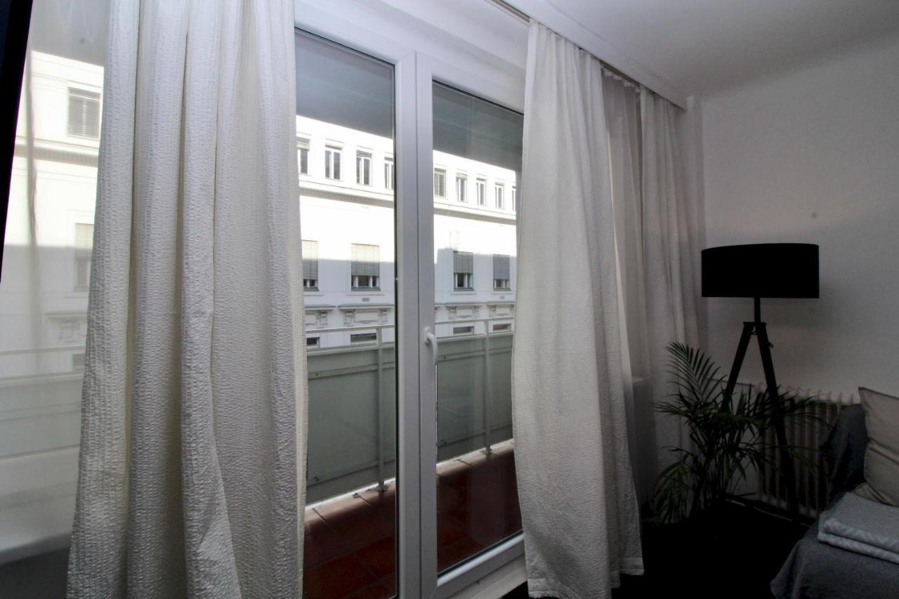 Balcony Apartment - Next To Opera Відень Екстер'єр фото