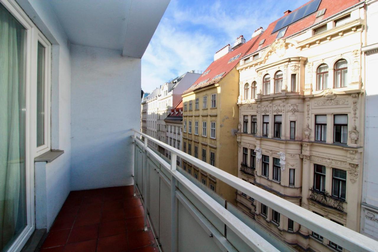 Balcony Apartment - Next To Opera Відень Екстер'єр фото